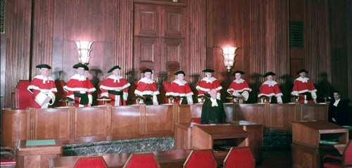 Les neuf juges de la Cour suprême du Canada, en robe de magistrat, dans la salle d’audience principale de l’édifice de la Cour suprême.