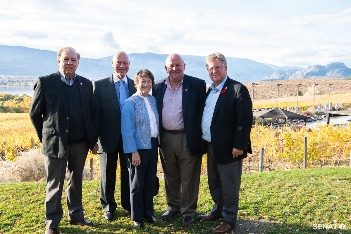 Le sénateur Ghislain Maltais avec les sénateurs Jean-Guy Dagenais, Diane F. Griffin, Terry M. Mercer et Robert Black visitent Nk’Mip Cellars, le premier vignoble autochtone en Amérique du Nord. 