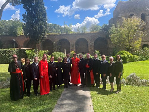 Un groupe de dignitaires en tenues officielles et religieuses pose pour une photo dans la Cité du Vatican, à Rome, en Italie.